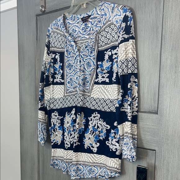 Lucky Brand Navy and White Patterned Blouse size medium lightweight - Picture 4 of 6